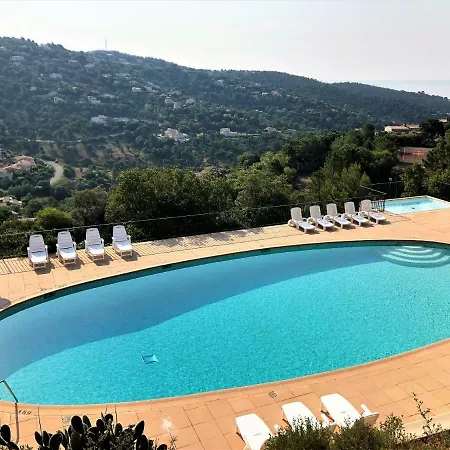 아파트 Beautiful Gulf Of St Tropez Mazet With Large Terrace, Private Area