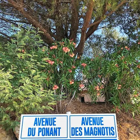 Beautiful Gulf Of St Tropez Mazet With Large Terrace, Private Area דירה *