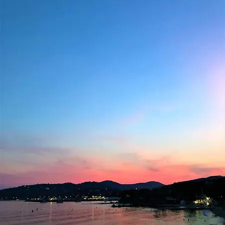 Beautiful Gulf Of St Tropez Mazet With Large Terrace, Private Area דירה *