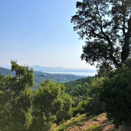 Beautiful Gulf Of St Tropez Mazet With Large Terrace, Private Area דירה *